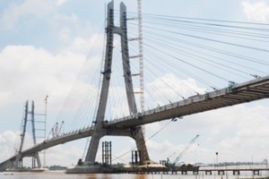 Last spans of Vam Cong Bridge are connected 