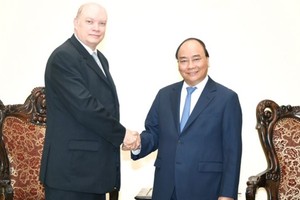 Vietnamese Prime Minister Nguyen Xuan Phuc (R) and Cuban Minister of Foreign Trade and Foreign Investment Rodrigo Malmierca Diaz 