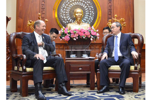 Secretary of the Ho Chi Minh City Party Committee Nguyen Thien Nhan (R) and  Mr. Ted Yoho, Chairman of the Asia and the Pacific Subcommittee at the US House Committee on Foreign Affairs (Photo: hcmcpv.org)
