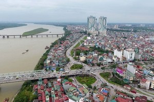 A view of Chuong Duong and Long Bien bridges across the Red River. (Photo: tuoitre.vn)