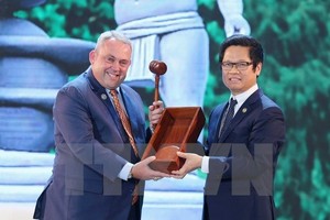 Chairman of the Vietnam Chamber of Commerce and Industry Vu Tien Loc (R) and Papua New Guinea’s Minister in charge of APEC Justin Tkatchenko (Source: VNA)