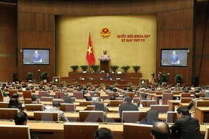 Lawmakers adopt the draft Law on Public Debt Management at the 14th National Assembly’s fourth session (Source: VNA) 