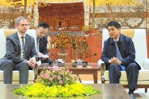 Nguyen Duc Chung Chairman of the municipal People’s Committee (R) and Timo Prekop, member of the OAV Board (Source: VNA)