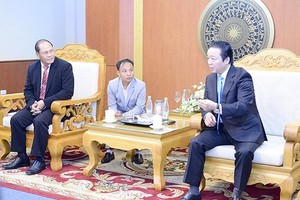 Minister of Natural Resources and Environment Tran Hong Ha holds a talk with Bounpone Sisoulath, Chairman of the Lao National Assembly's Economic, Technology and Environment Committee about experiences in land management 