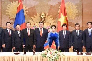 Vietnamese National Assembly Chairwoman Nguyen Thi Kim Ngan, Mongolian Parliament Speaker Miyegombo Enkhbold and high- ranking delegation of Mongolia Parliament 