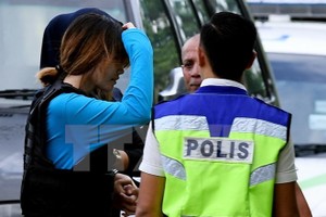 Doan Thi Huong (left) on the way to the court (Photo: VNA)