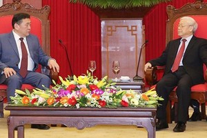 General Secretary of the Communist Party of Vietnam Nguyen Phu Trong and Mongolian Parliament Speaker Miyegombo Enkhbold 