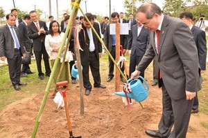 Secretary of the Ho Chi Minh City’s Party Committee Nguyen Thien Nhan plants tree at Cho Ray – Phnom Penh Hospital (Source: VNA)