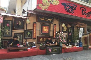 The calligraphy market at the Labour Cultural House is one of two traditional calligraphy markets open in HCM City during the Tet holiday season. (Photo: VNA)