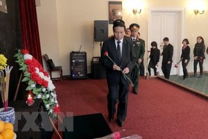 Vietnamese Ambassador to Russia Ngo Duc Manh, staff of the Vietnamese Embassy and Vietnamese people in Russia pay homage to late PM Phan Van Khai (Photo: VNA)
