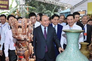PM Nguyen Xuan Phuc in Bat Trang village (Photo: VNA)