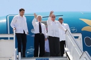 CPV General Secretary Nguyen Phu Trong and First Secretary of the Communist Party of Cuba Central Committee and President of the Council of State and the Council of Ministers of Cuba Raul Castro Ruz arrive at Antonio Maceo Airport to visit Santiago de Cub