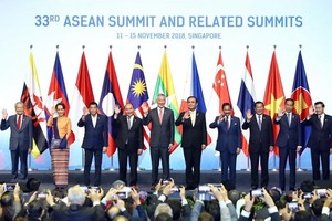 Prime Minister Nguyen Xuan Phuc (fourth, left) and other ASEAN leaders at the 33rd ASEAN Summit in Singapore (Photo: VNA)