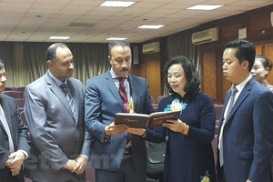 Standing Vice Secretary of the municipal Party Committee Ngo Thi Thanh Hang (second from right) and Egyptian Deputy Minister of Antiquities Ayman Said Abdelmohsen (third from right) (Source: VNA)