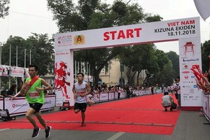 The Kizuna Ekiden Relay Run for Traffic Safety 2018 takes place right in the heart of Hanoi on November 18. (Photo: baodautu.vn)