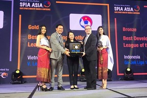  Chairman of the Vietnam Professional Football (VPF) Tran Anh Tu (the second from the left) receives the awards from SPIA Asia