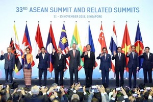 Vietnamese Prime Minister Nguyen Xuan Phuc (fourth, left) and other ASEAN leaders at the 33rd ASEAN Summit in Singapore last November (Photo: VNA)