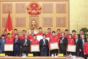 PM Nguyen Xuan Phuc offers First-class Labor Medal to Vietnam football team (Photo:Minh Hoang)