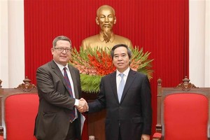 Politburo member and Head of the Party Central Committee’s Economic Commission Nguyen Van Binh (R) and Karl Ehlers, Assistant US Trade Representative for the Office of Southeast Asia and the Pacific