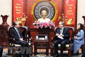 Secretary of Ho Chi Minh City Party Committee Nguyen Thien Nhan (R) receives Chinese Ambassador to Vietnam Xiong Bo (Photo:VNA)