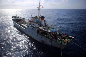 The Truong Sa 08 transport ships of Naval Zone 2 carries Tet gifts to staff on the DK1 Platform (Photo: VNA)