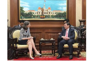 Chairman of the Ho Chi Minh City People’s Committee Nguyen Thanh Phong (R) and newly-appointed Canadian Ambassador to Vietnam Deborah Paul 