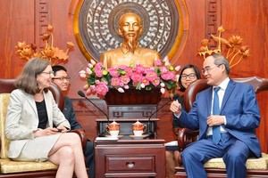 Secretary of the Ho Chi Minh City Party Committee Nguyen Thien Nhan and newly- appointed Canadian ambassador to Vietnam Deborah Paul (Photo:Viet Dung)