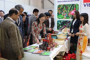 At the Vietnamese booth (Photo: VNA)