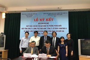 A signing ceremony of Memorandum of Understanding on rice export between the Vietnam Southern Food Corporation and the Food Valley of China