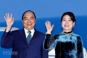 Prime Minister Nguyen Xuan Phuc (L) and his wife (Photo: VNA)