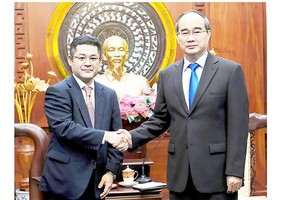Secretary  Nguyen Thien Nhan (R) and Mr. Hirofumi Otsuka, Director of Asia Growing Markets Division and Sumitomo Mitsui Banking Corporation (SMBC)