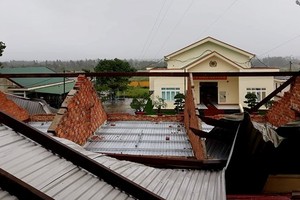 Thunderstorm and hail blow up hundreds of house roofs  
