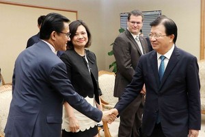 Deputy Prime Minister Trinh Dinh Dung (R) receives representatives from French enterprises (Source: VNA)