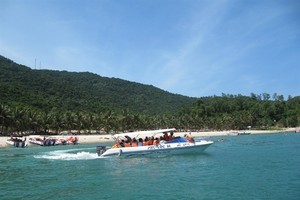 A boat docks on a beach off the Cham Islands. The world biosphere reserve is vulnerable to mass tourism with overloaded boats and logistics demands. (Photo: VNA)