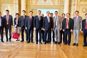 Secretary of Ho Chi Minh City Party Committee Nguyen Thien Nhan and  a city high- ranking delegation pose a photo with Mr. Boris Rhein, Chairman of the Parliament of the State of Hessen.