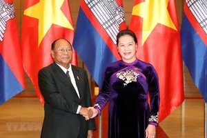 Chairwoman of the Vietnamese National Assembly Nguyen Thi Kim Ngan (R) welcomes her Cambodian counterpart Samdech Heng Samrin (Source: VNA)