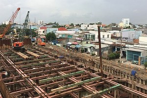 A tidal control work in Phu Dinh wharf, District 8 (Photo: SGGP)