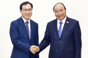 Vietnamese Prime Minister Nguyen Xuan Phuc and Mr. Choi Joo Ho, General director of Samsung Vietnam (Photo:VNA)