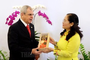 Chairwoman of Ho Chi Minh City People's Council Nguyen Thi Le offer a souvenir to  Secretary of the Council of State of Cuba.  ​