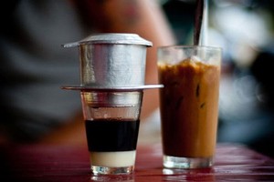 Enjoying coffee in a tiny café where the floor is littered with pumpkin seed shells is a must try. (Source: news.zing.vn)