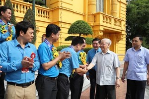 Party General Secretary and President Nguyen Phu Trong (second, right) meets outstanding trade union leaders, officials (Photo: VNA)