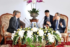 Secretary of the Ho Chi Minh City Party Committee Nguyen Thien Nhan and National Secretary of the French Communist Party Fabien Roussel. 