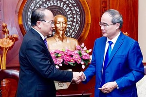 Secretary of the  city Party Committee Nguyen Thien Nhan (R) meets new Singaporean Consul General to the city Kho Ngee Seng Roy (Photo:Hoang Hung)