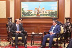 Chairman of the Ho Chi Minh City People’s Committee Nguyen Thanh Phong receives new Singaporean Consul General to Ho Chi Minh City Kho Ngee Seng Roy (Photo:HCM CityWeb)
