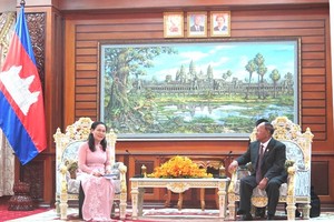 Chairwoman of the Municipal People’s Council Nguyen Thi Le and President of the National Assembly of Cambodia and Chairman of the Solidarity Front for Development of the Cambodian Motherland Samdech Heng Samrin
