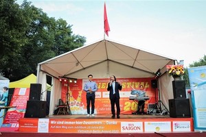 Director of Asia Sky Tours Nguyen Xuan Hung (R) speaks at the Vietnamese pavilion in the 23rd International Berlin Beer Festival (Photo: VNA)  