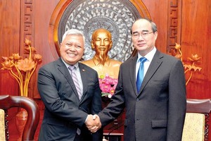 Secretary of the Ho Chi Minh City Party Committee Nguyen Thien Nhan and Indonesian Ambassador in Vietnam Ibnu Hadi. (Photo: VIET DUNG)