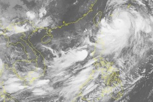 The northwestward- moving tropical depression in the East Sea