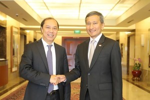 Vietnamese Deputy Foreign Minister Nguyen Quoc Dung (L) is welcomed by Singaporean Foreign Minister Vivian Balakrishnan in the island city state (Photo: VNA)