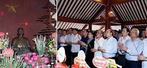 PM Nguyen Xuan Phuc (4th from right) and NA Chairwoman Nguyen Thi Kim Ngan (6th from right) at the event (Photo: VNA)